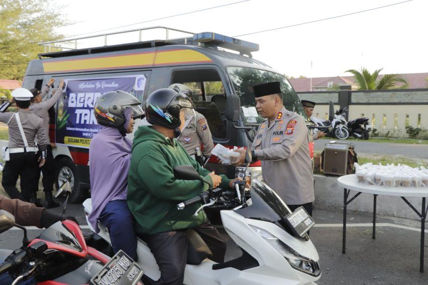 Kapolres AKBP Jhon Sitepu Bagikan Takjil Berbuka Puasa ke Pengguna Jalan