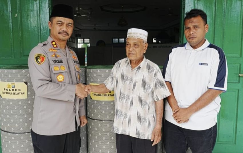 BKM Masjid Ali Mukhtar Terima 4 Gulung Ambal Sajadah dari Polres Tapsel