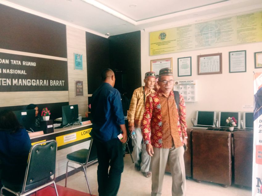 Ulayat Mbehal Temui Kepala BPN Manggarai Barat, Bawa 14 Dokumen