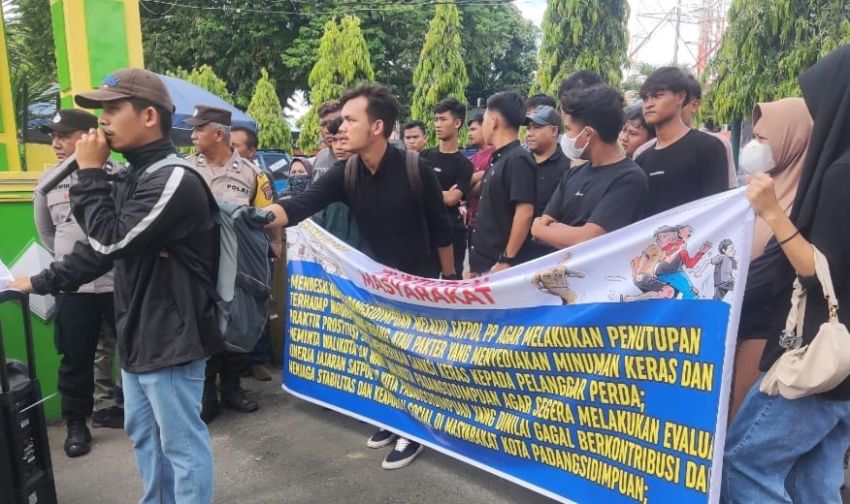 Massa GAPERTA Minta Satpol PP Padangsidimpuan Tindak Warung Remang-Remang berkedok Lapo Tuak