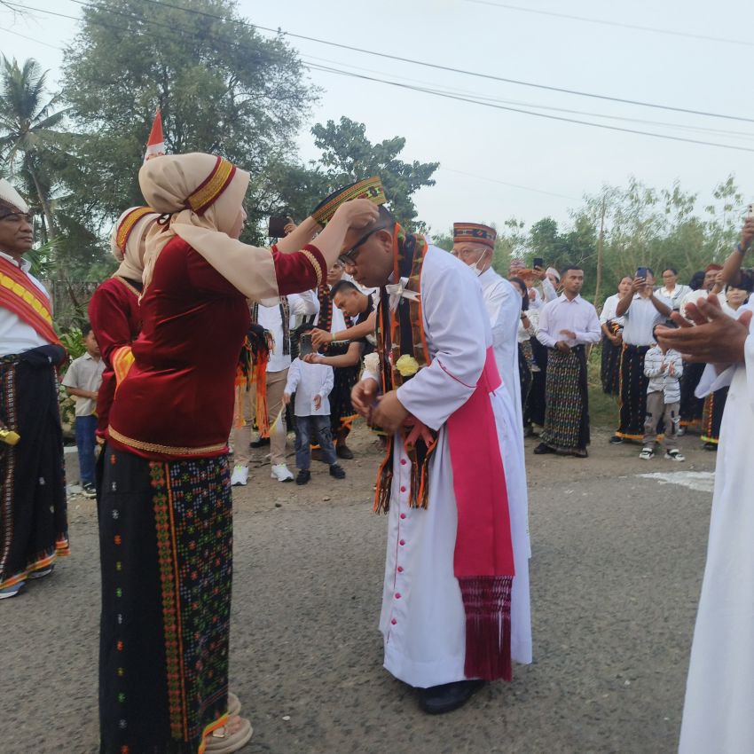 Uskup Mgr. Maksimus Turun ke Umat, Dikalungi Muslimah Hingga Disuapi Kue