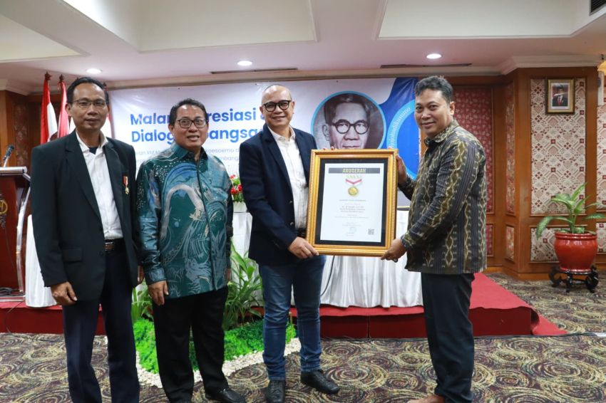Bupati Simalungun Anton Achmad Saragih Terima Anugerah Sahabat Pers dari SMSI
