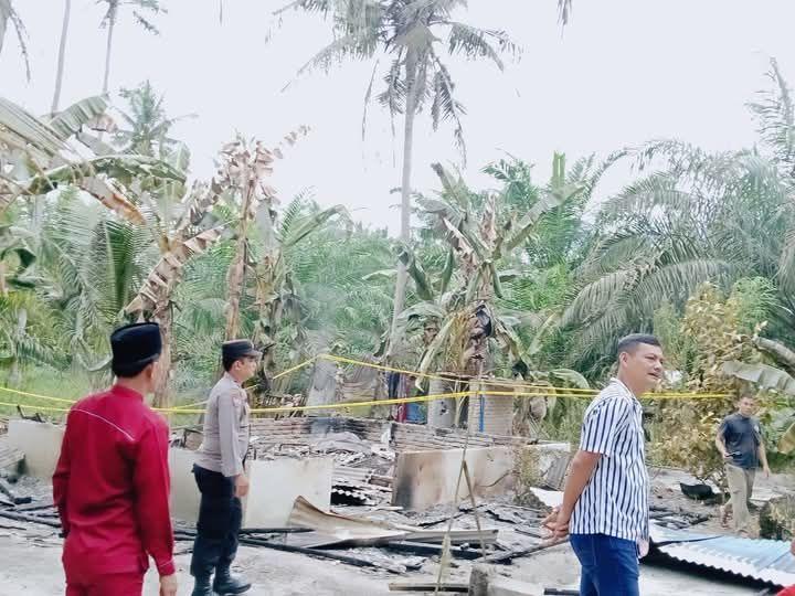 Polsek Teluk Mengkudu Cek TKP Rumah Warga yang mengalami Kebakaran