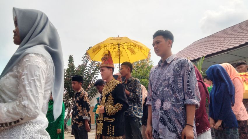 Siswa SMAN 5 Langsa Tampilkan Prosesi Adat Intat Linto Baro