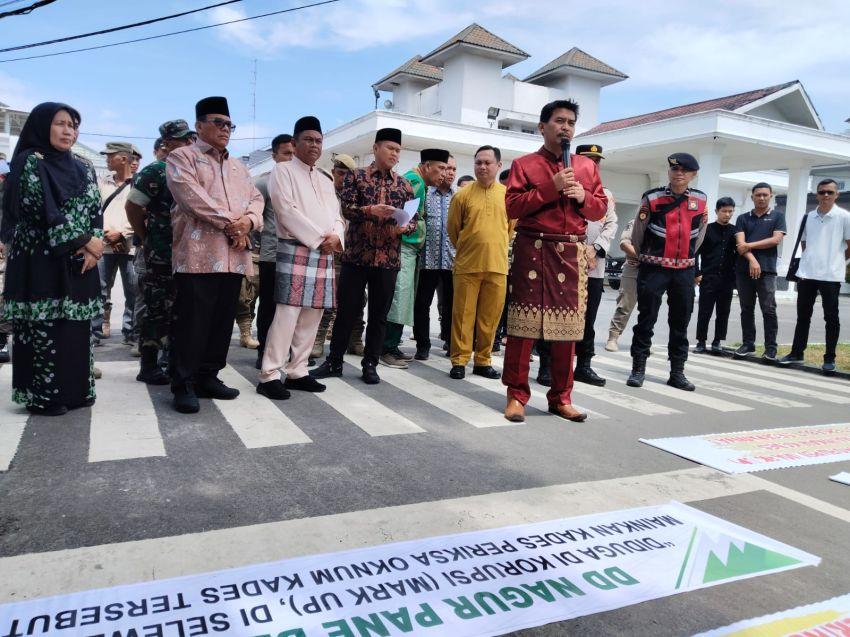Bupati dan Wakil Bupati Kompak Terima Demo dari Aliansi Masyarakat Peduli Desa Sergai